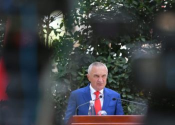 Radhët në Kakavijë, Meta: Gjeni zgjidhje të menjëhershme, qytetarët në rrezik!