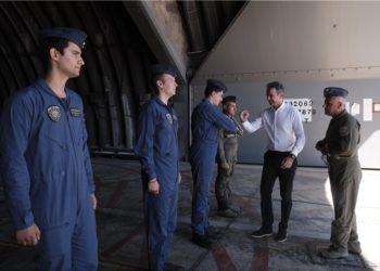 “Do iu tregojmë vendin turqve”: Kryeministri grek, “mesazh” Ankarasë nga baza e avionëve luftarakë (FOTO)