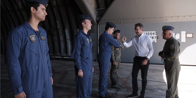 “Do iu tregojmë vendin turqve”: Kryeministri grek, “mesazh” Ankarasë nga baza e avionëve luftarakë (FOTO)
