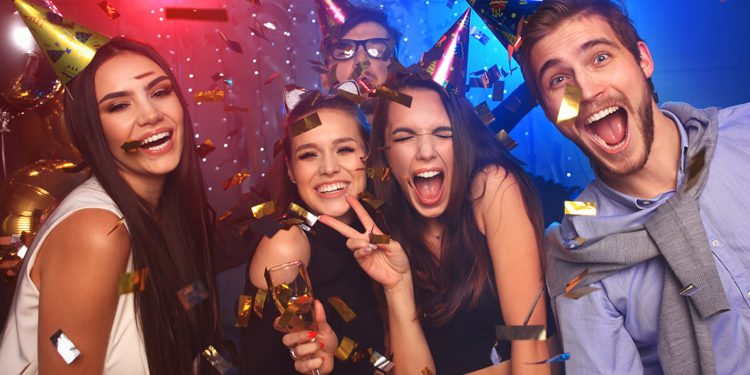 Thirrje OBSH: Të rinjtë të kufizojnë festat, për të frenuar virusin