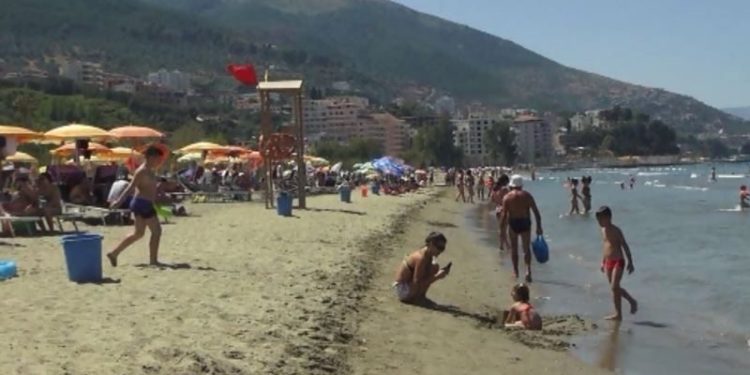 Gjendet i pajetë një person në plazhin e Vlorës, dyshohet se është mbytur