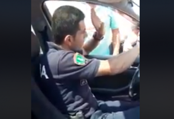 ‘Ndalu këtu o i korruptuar’, polici në Kakavijë tenton të kalojë pa radhë makinën, pezullohet nga puna (VIDEO)