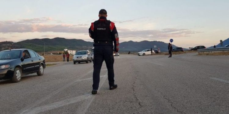 Policia ngre pika kontrolli rrugës për Kakavijë: Nuk kaloni dot në Greqi, kthehuni mbrapsht