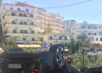 Aksidenti i frikshëm në Sarandë, si u përmbys makina me turistë (FOTO)