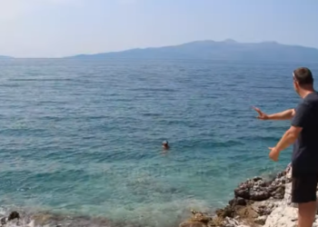 E frikshme/ Turisti çek zbulon predhat në plazhin e Sarandës, policia s’ka shkuar ende t’i verifikojë (VIDEO)