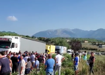 Emigrantëve iu soset durimi, bllokojnë rrugën në Kakavijë, akuza për persona që kanë kaluar pa radhë me autoambulanca (VIDEO)