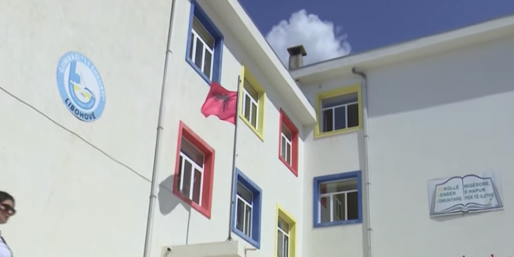 Ulja e numrit të nxënësve, kërkohet shkrirja e gjimnazit të Libohovës, kundërshtojnë banorët dhe Këshilli Bashkiak