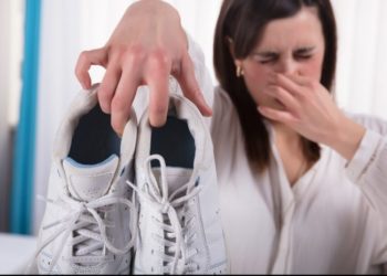 6 mënyra për të larguar erën e pakëndshme nga këpucët