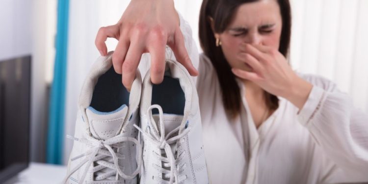 6 mënyra për të larguar erën e pakëndshme nga këpucët