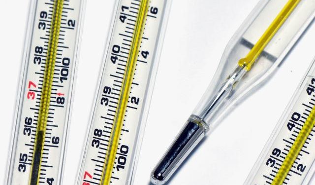 Simptomat e Covid: A mund të quhet normale temperatura 37 gradë celsius?