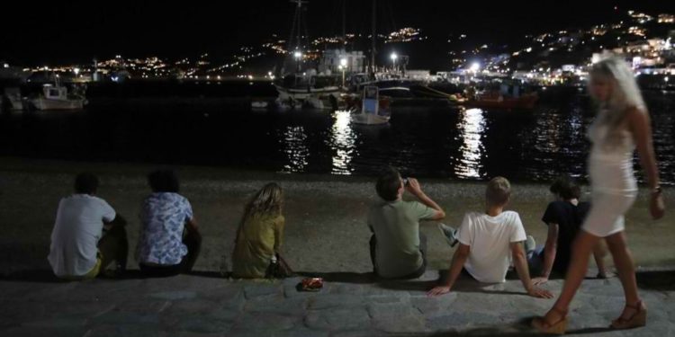 Edhe pse në prag lufte, grekët preferojnë Turqinë për pushime dhe pazar, reagojnë ashpër mediat në Athinë