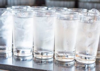 Mos pini kurrë ujë të ftohtë pas ngrënies, ja tetë rreziqet për organizmin