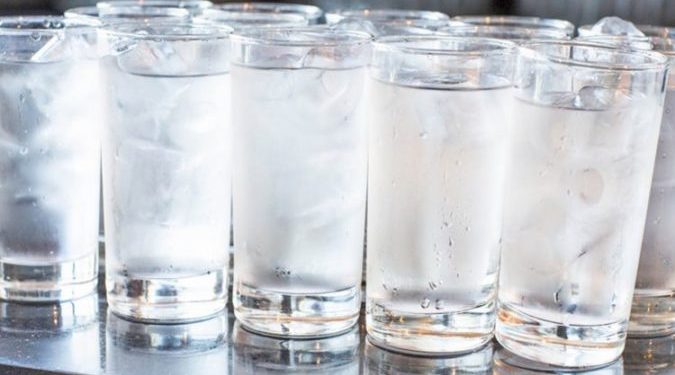 Mos pini kurrë ujë të ftohtë pas ngrënies, ja tetë rreziqet për organizmin