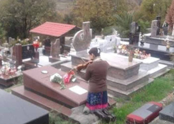 E kishte lënë amanet, shqiptarja vjen nga Italia për të luajtur violinë tek varri i nënës
