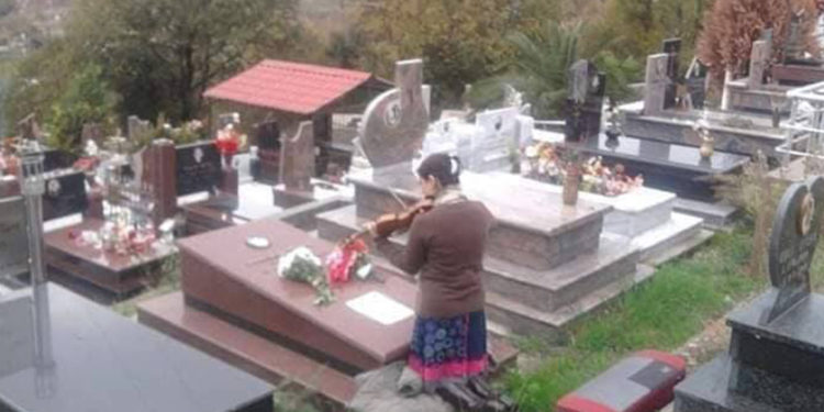 E kishte lënë amanet, shqiptarja vjen nga Italia për të luajtur violinë tek varri i nënës