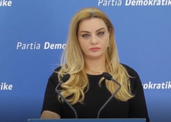 PD: Emigrantët rraskapiten në Kakavijë, qeveria me pushime në bregdet
