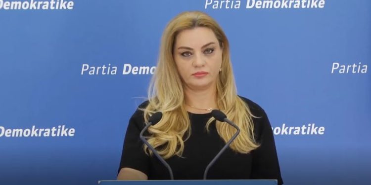 PD: Emigrantët rraskapiten në Kakavijë, qeveria me pushime në bregdet