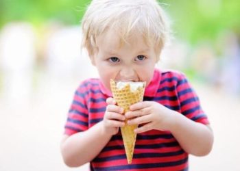 Ngjarje e pazakontë në Greqi/ Fëmija shkoi për akullore, gjobitet me150 euro sepse ishte pa maskë