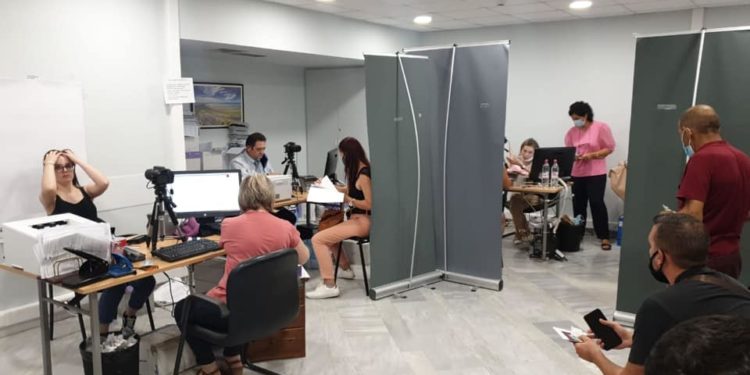 Radhë të gjata për një vulë, Ambasada Shqiptare në Athinë bën premtimin e madh: Duroni deri në 15 tetor, pastaj çdo gjë do të rregullohet