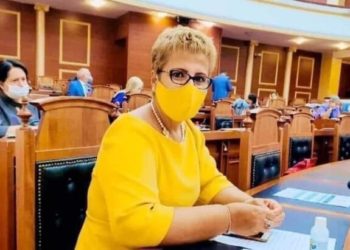 Deputetja e PS fiksohet me maskat, kombinim të përditshëm me veshjen (FOTO)