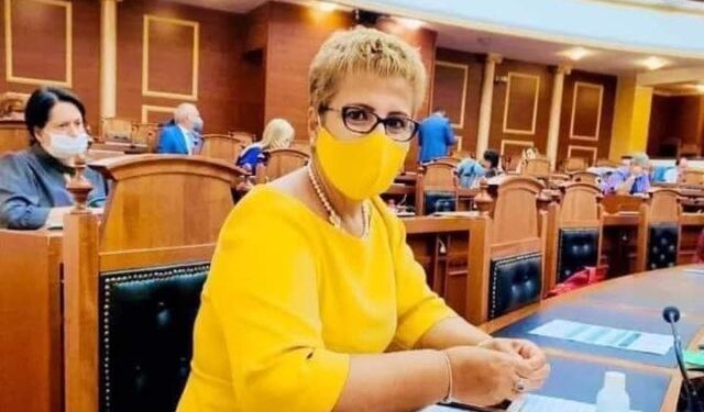 Deputetja e PS fiksohet me maskat, kombinim të përditshëm me veshjen (FOTO)