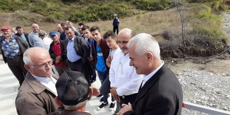 Pas 16 vitesh rindërtohet ura e fshatit, deputeti Vullnet Sinaj: U ndërtua pasi PS fitoi bashkinë e Selenicës