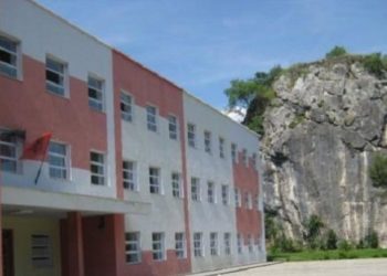 Mbyllet gjimnazi në Përmet, 5 mësues dalin me Covid