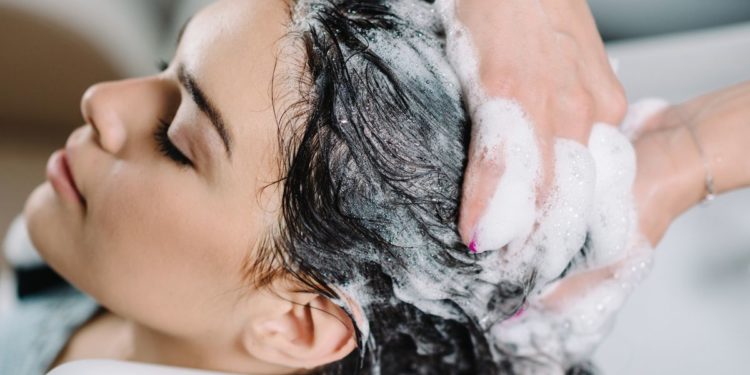 5 gabimet që ju shkaktojnë flokë të yndyrshëm