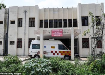 Shoferi i ambulancës përdhunon 19-vjeçaren me Covid