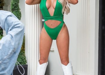 Modelja i vë “flakën” rrjetit, ekspozon format trupore (FOTO)