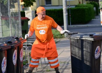 Kryebashkiaku i Vjenës hipën në majë të makinës së plehrave dhe pastron vetë rrugët e qytetit (FOTO)