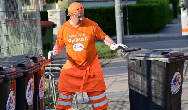 Kryebashkiaku i Vjenës hipën në majë të makinës së plehrave dhe pastron vetë rrugët e qytetit (FOTO)