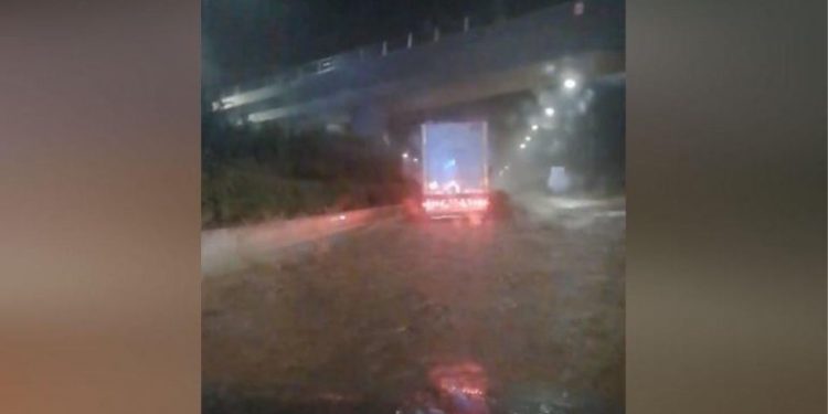 Cikloni në Greqi, shpëtojnë mrekullisht 3 inxhinierët e bllokur për 10 orë në shi