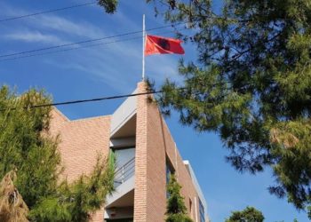 Rezulton 1 punonjës me Covid, mbyllet Ambasada shqiptare në Greqi