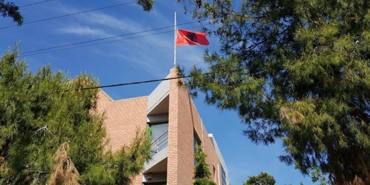 Rezulton 1 punonjës me Covid, mbyllet Ambasada shqiptare në Greqi