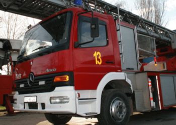 Ngjarje e pazakontë në Gjirokastër/Fëmija 4 vjeç mbyllet i vetëm në shtëpi, zjarrëfikësit e shpëtojnë