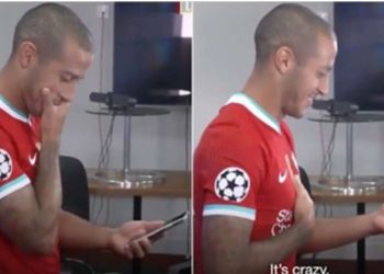 Video, Alcantara mahnitet nga kënga e tifozëve të “Reds” për të