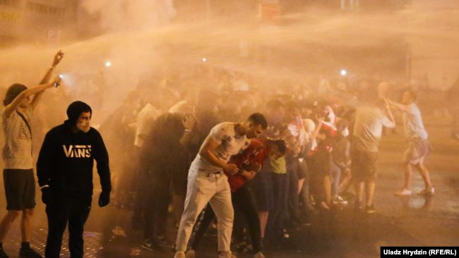 Bjellorusi/ Protesta masive, arrestohen dy fotografë dhe një gazetar