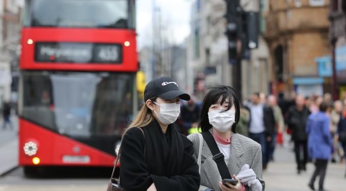 Gjobë deri në 10000 paund për shkelësit e masave kundër Covid-19në Angli
