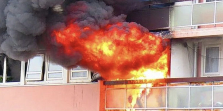 Përfshihet nga zjarri punishtja në Gjirokastër, dyshohet si pasojë e një shkëndije elektrike