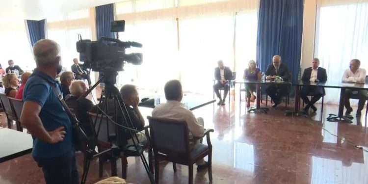 Reagojnë shoqatat e emigrantëve: Rama në Greqi nuk u takua me ne, por me shoferët e kompanisë Top Lines që sjell votuesit falas për zgjedhje