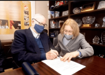 Miliarderi gdhihet pa asnjë kacidhe, gjithë pasurinë e dhuron për bamirësi