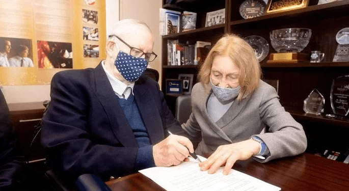 Miliarderi gdhihet pa asnjë kacidhe, gjithë pasurinë e dhuron për bamirësi