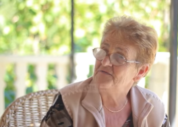 E moshuara që pret turistë në Gjirokastër, njihuni me Flora Dobin (VIDEO)