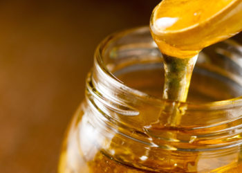 Arsyet pse duhet konsumuar një lugë mjaltë para gjumit