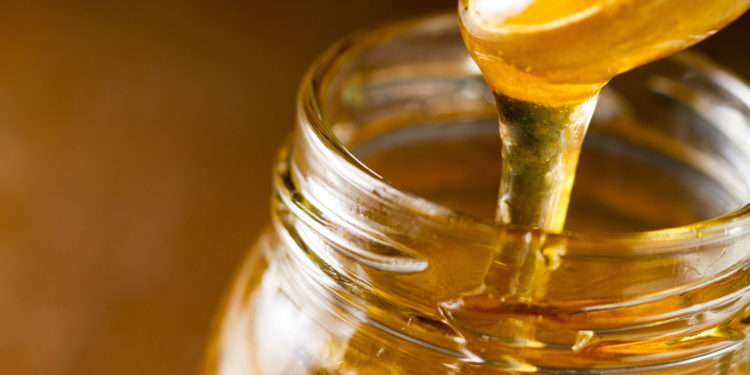 Arsyet pse duhet konsumuar një lugë mjaltë para gjumit