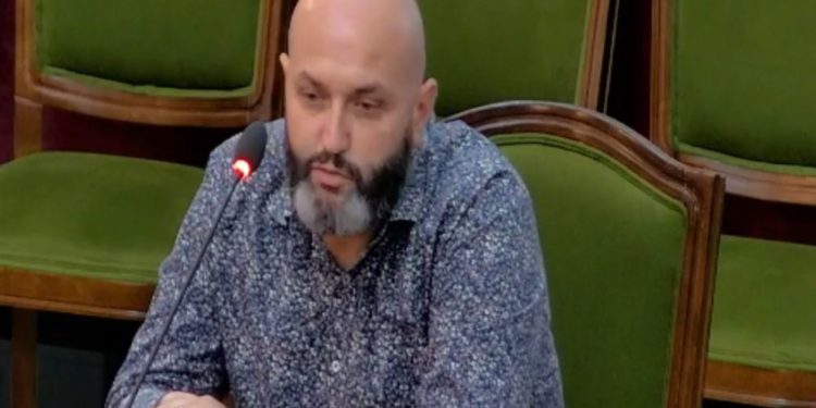 Kandidati për KQZ e thotë troç: Vij për rrogën se do ndihmoj familjen