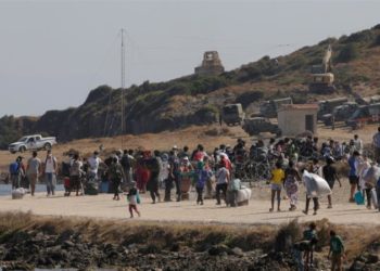 Greqi/ Policia zhvendos refugjatët në kampin e ri të Lesbos pas zjarrit në Moria