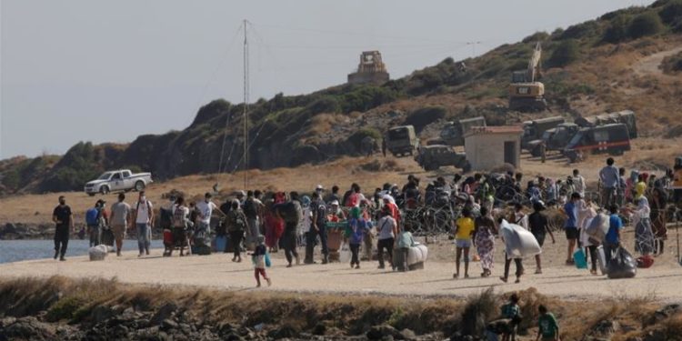 Greqi/ Policia zhvendos refugjatët në kampin e ri të Lesbos pas zjarrit në Moria