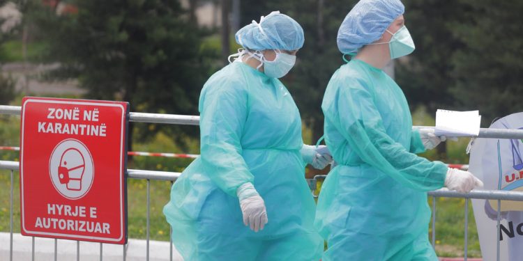 OBSH: Një në shtatë persona të prekur nga pandemia i takon personelit mjekësor